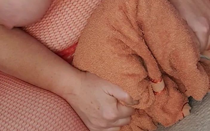 JJ Jewel BBW: Cewek semok yang lagi sange ngentot handuk saudara perempuannya sampai...