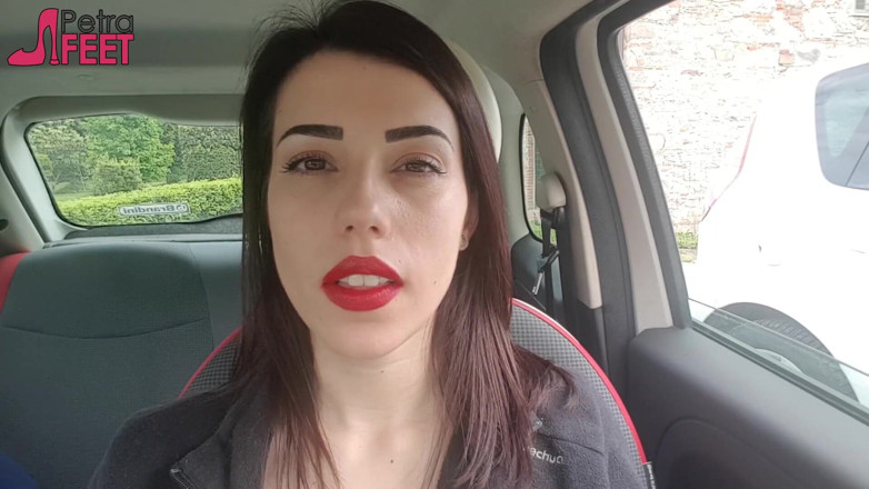 Smokin Fetish: La belle Petra fume dans sa voiture