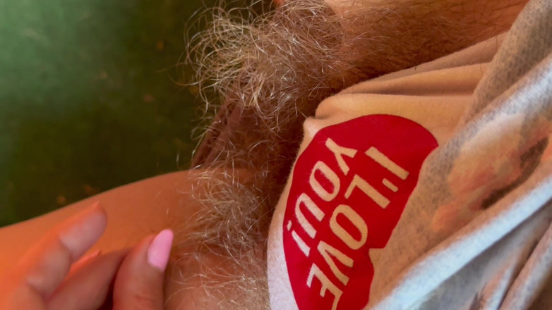 Cuteblonde666: Grote voeten en harig bosje in slipje