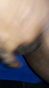 Nudo pipì all'aperto strofinando la mia figa nera rasata