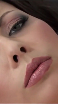 Hermosa puta caliente amateur tiene un orgasmo con un consolador en su coño afeitado