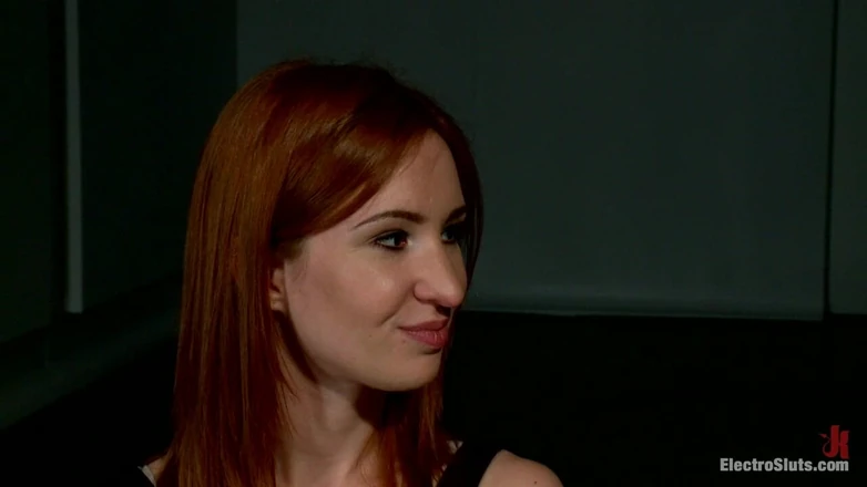 Electrosluts by Kink: 자지를 빠는 18세 소녀