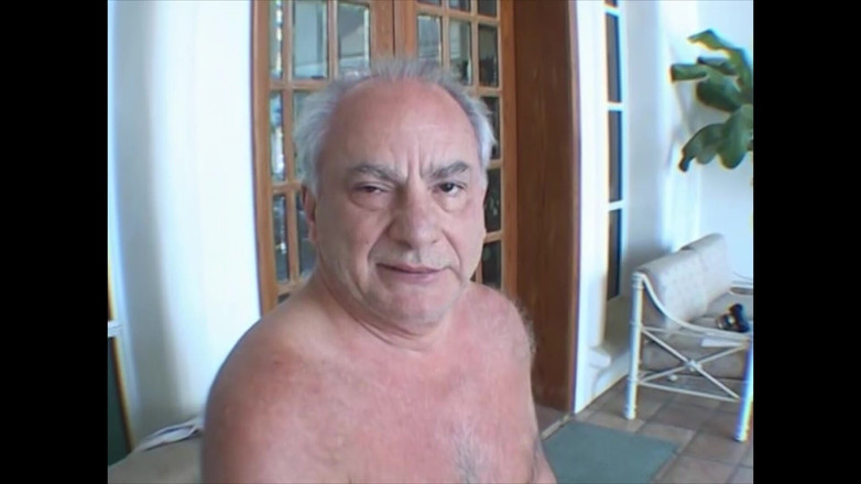 Old & Young: ホットなアジアの美女が自分自身を手マンし、その後ペニスをしゃぶる