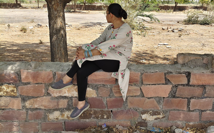 Aaradhya darling: 一个女孩坐在树下，男孩把她带走并操了她