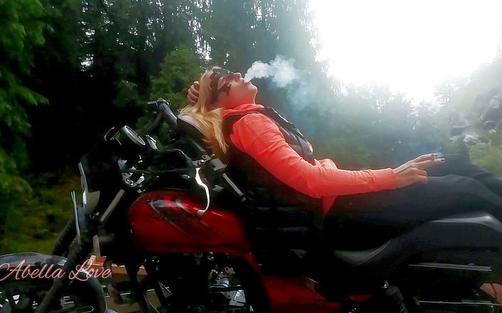 Real fun & fetish: Bionda con labbra rosse che fuma sensualmente sulla bici rasta...