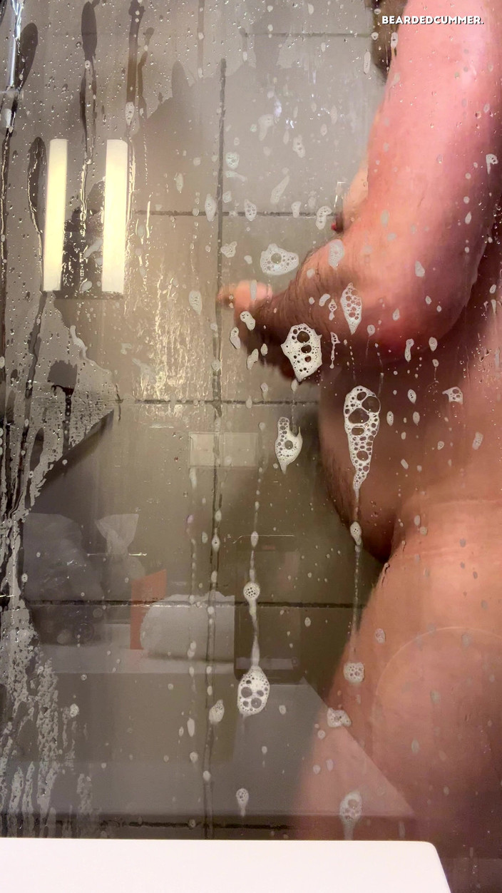 Beardedcummer: Oso peludo tomando una ducha y muestra una gran barriga