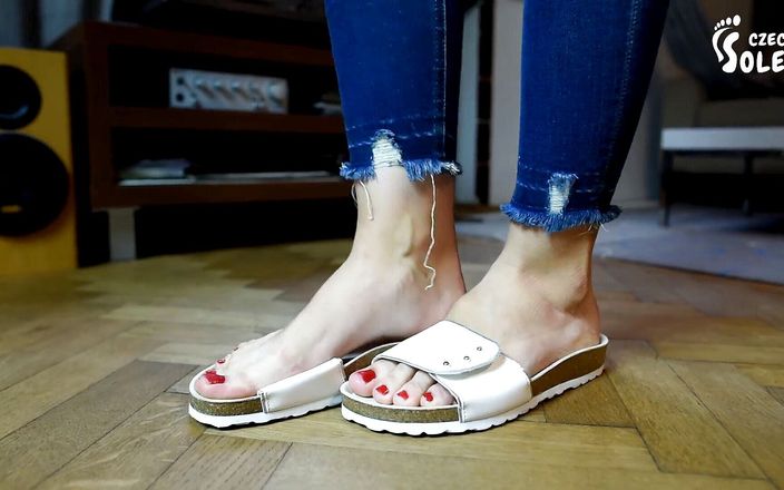 Czech Soles - foot fetish content: Kurk slippers en blote voeten poseren, pov