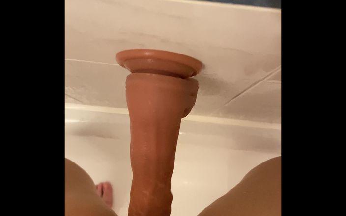 Nelyan Rose: Ich reite meinen dildo in der badewanne wie ein schmutziges...