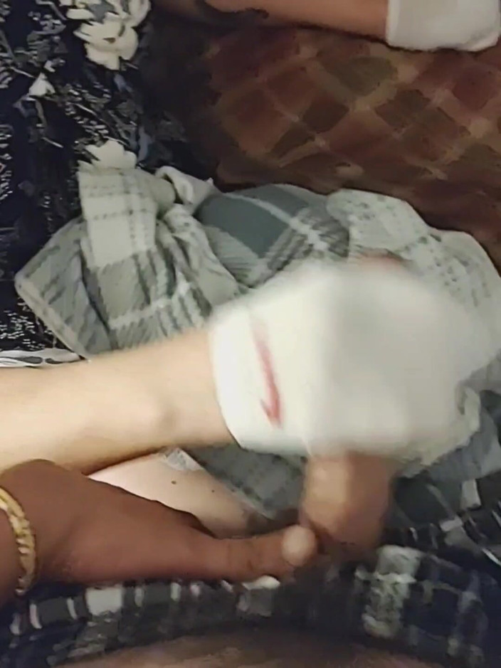 SocksAddict69: Stygg vit Nike Sockjob Sock Handjob &amp;Dark Purple Sock Footjob
