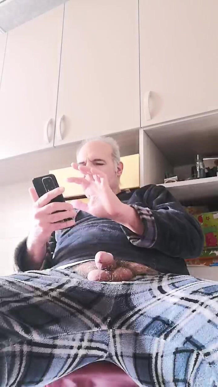 Setesesso7: Un long dimanche à me branler et à pisser dans la bouteille...