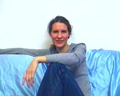 Söt brunett tysk brud visar sin fitta framför kameran