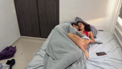 BritannySexxx: मैं अपने बॉयफ्रेंड और अपने सबसे अच्छे दोस्त के साथ बिस्तर साझा करती हूं और वह मुझे गांड में अच्छी चुदाई देती है।