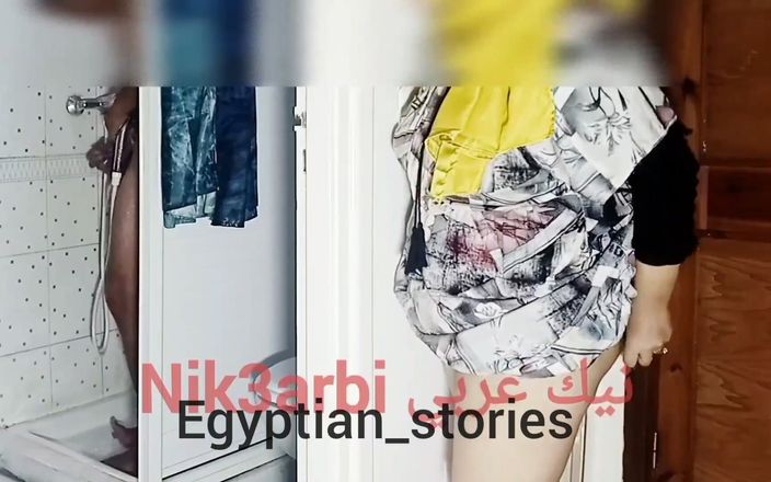 Egyptian stories: Mısırlı bir adam duş alıyor ve üvey babası giriyor. Onu sikiyor...