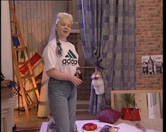 Seltsame Christine Heizt Ein - Strange Christine Turns up the Heat