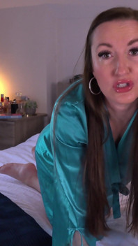 Twój penis staje się twardy dla macochy barefeet