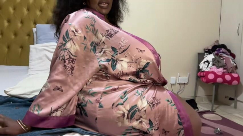 Legendary Booty Overdose: Une MILF à gros cul fait un strip-tease
