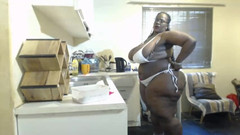 Legendary Booty Overdose: Ebony bbw poskakující a mačkání jejích velkých koz