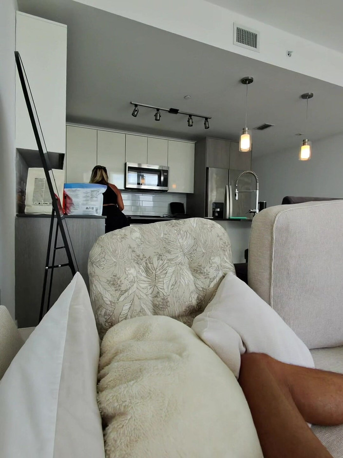 Chokobanana: 掃除婦とセックスするか、私の...