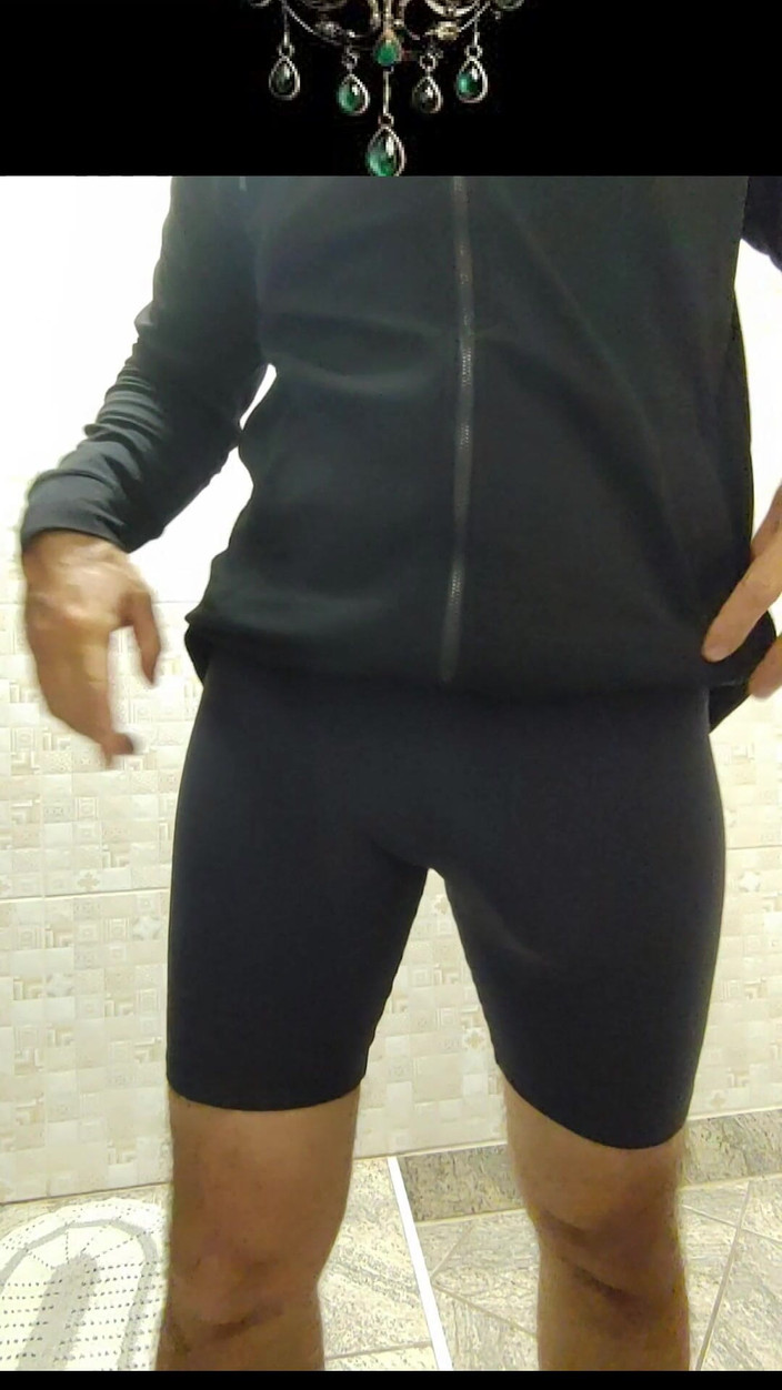 BruxoAlpha777: Het grote uit strakke korte broeken halen