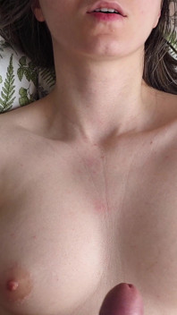Enorm spermasprut på mina bröst efter en het och sensuell avrunkning!