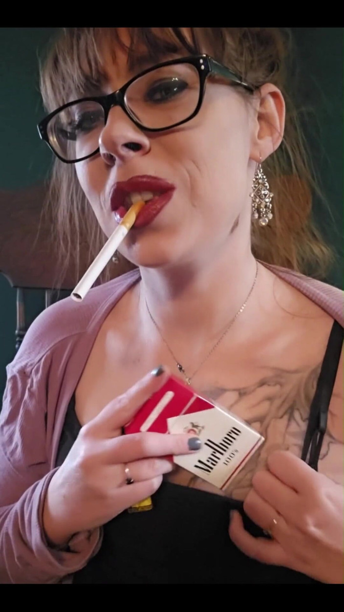 MistressThrope: Solo quería compartir un cigarrillo contigo