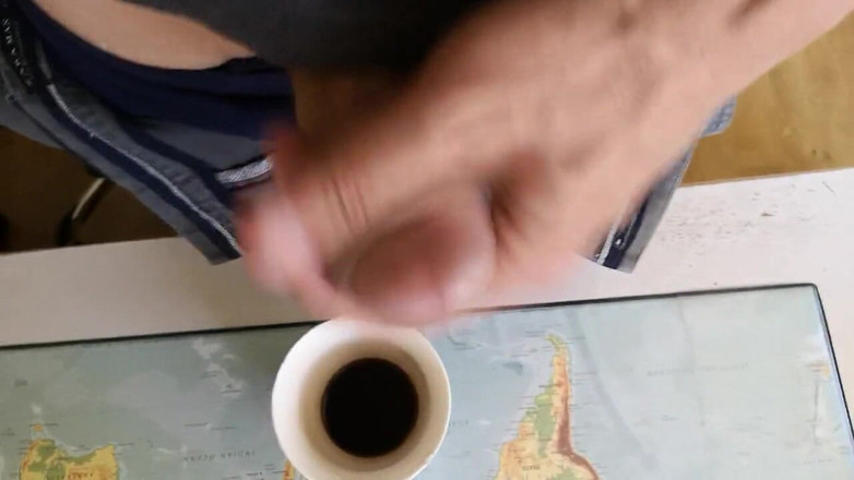 Rafael Torreano: Hete kerel trekt zich af om wat melk in zijn...