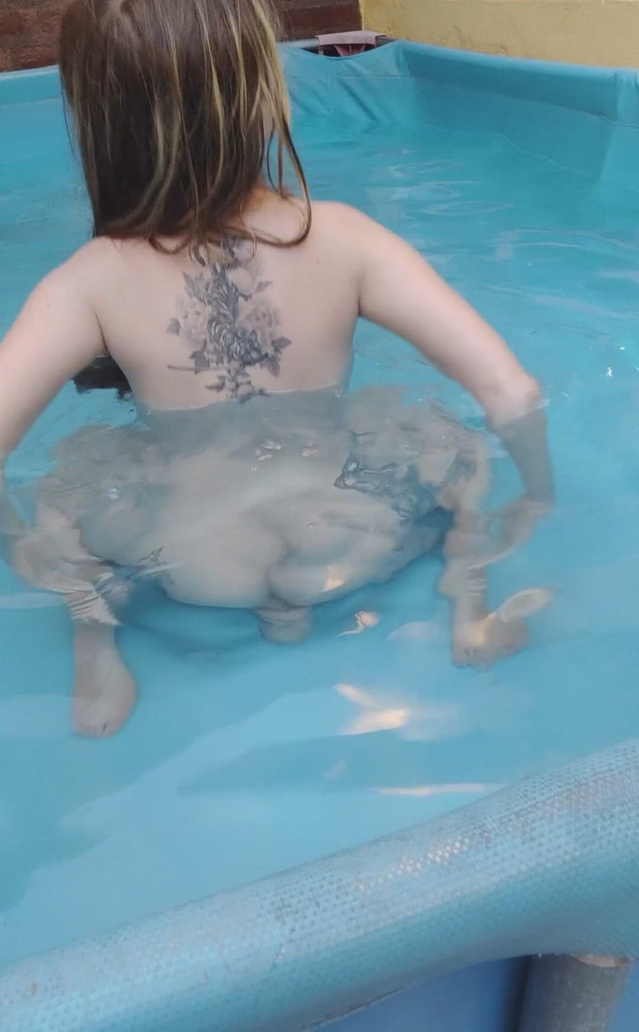 RavenHearth666VIP: 수영장에서 딜도 타기