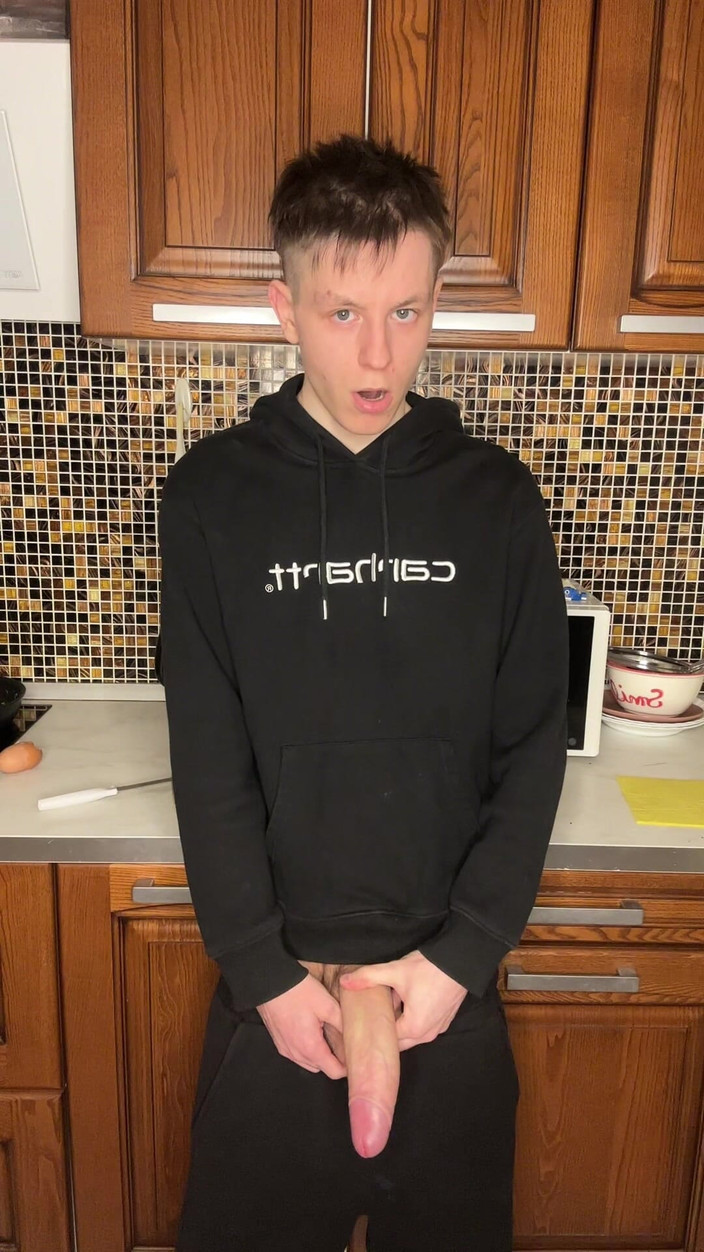 Morflot24: 饥渴的 twink 的大鸡巴撸管