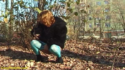Crazy pee girls: Pis al aire libre en el bosque