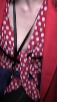 Puta amante de pau milf Kitty Love chupa alguns punhetas com tesão em um estacionamento