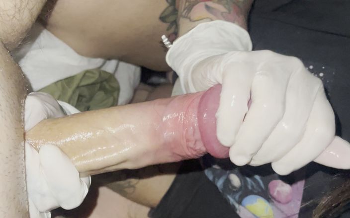 Astrid: Latina-schlampe gibt einen handjob in Tigth latexhandschuhen
