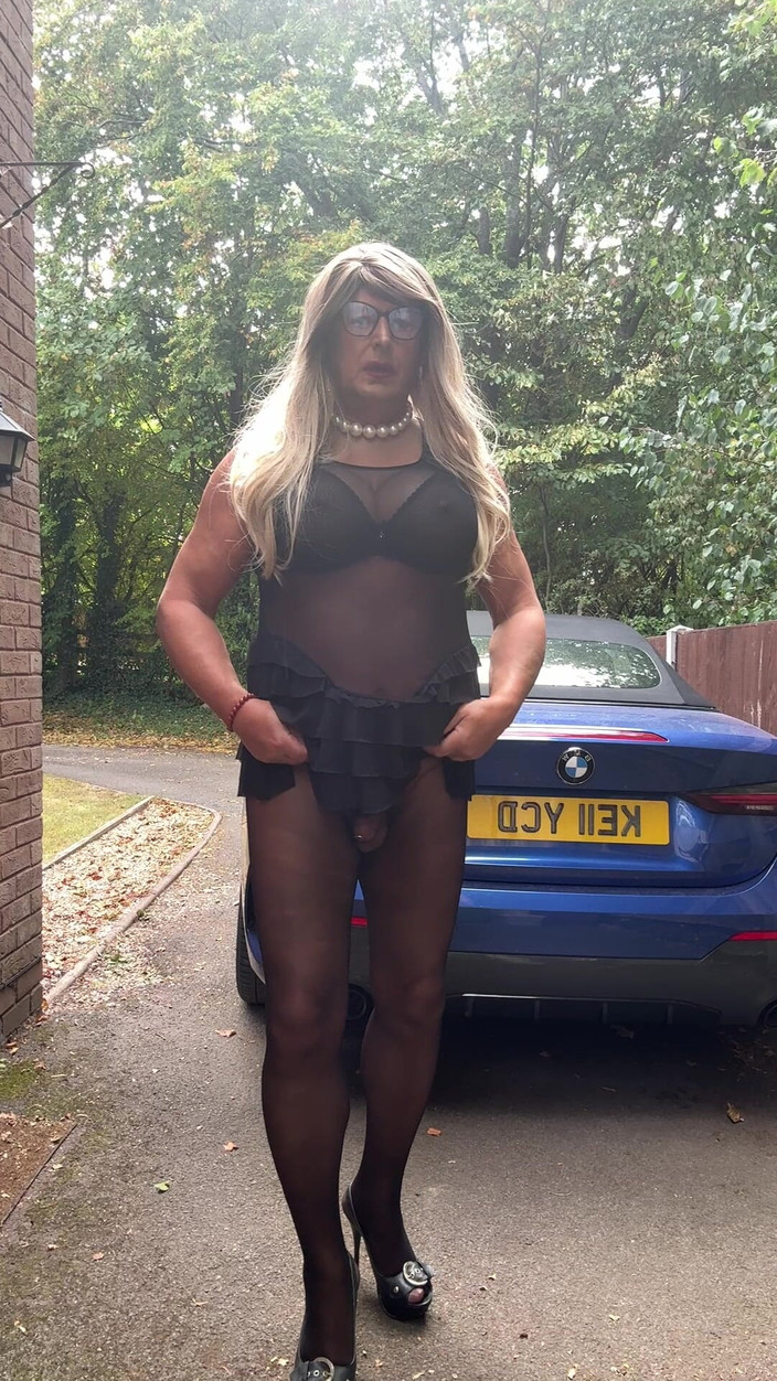 Kellycd2022: Sexy Crossdresser Kellycd2022 v černých bezešvých punčochách a podpatcích