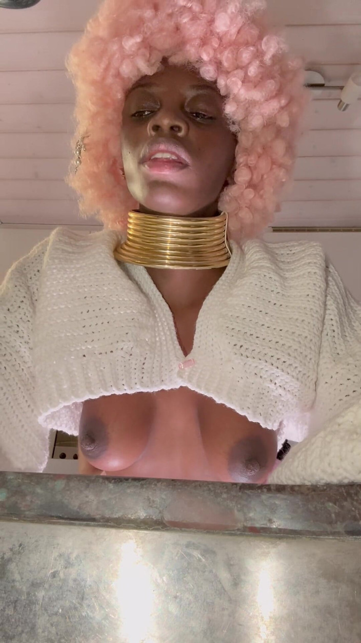 Missblackreey: Sexe torride dans la cuisine avec la petite Rommate d’ébène
