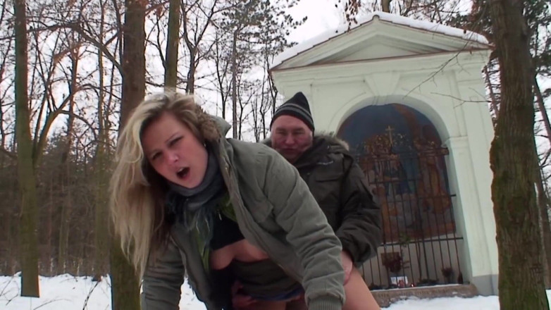 German amateur - 100% German hardcore videos: Mężczyzna podnosi blond dziwkę i pieprzy ją w śniegu