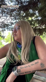 Dea miLF brasiliana bbw il rituale del fumo in natura