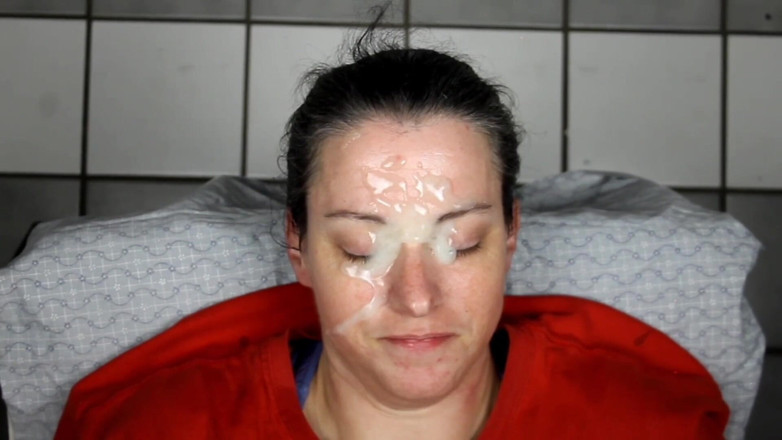 Dirty Dees: amatoriale fatto in casa prende sborrate sul suo bel viso