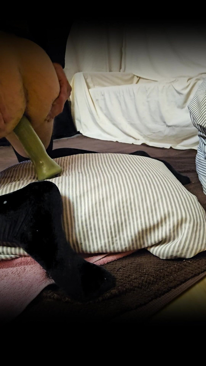 Skowirowi: 彼女は大きなディルドのストラップオンで彼氏のアナルの奥深くを突く