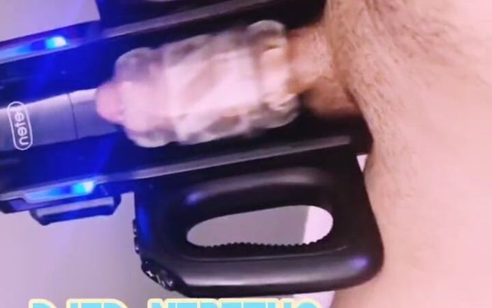 DJED NEBETHO: Un grosso cazzo spara un carico usando l'auto fleshlight