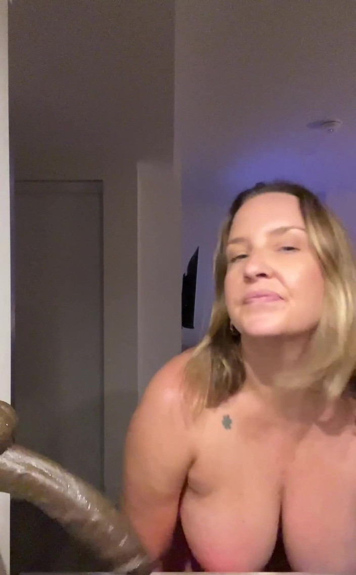 Avril Showers: Menjaga diriku tetap sibuk. Memimpikan kontol yang sempurna seperti ini...