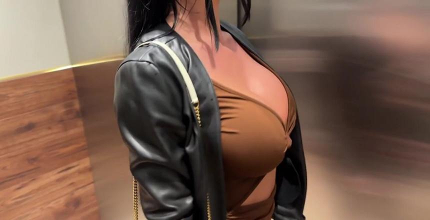 Miss Lexa: Aku suka banget di kamar hotel setelah keluarin gaun baru...