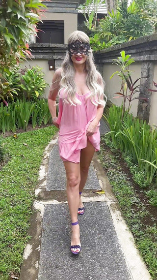 HorneyMilf: Nahá MILFka v bazénu na ostrově Bali