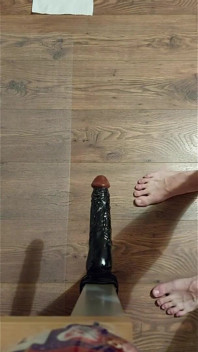 Giovane culo gape con un nuovo dildo lungo 23 cm.