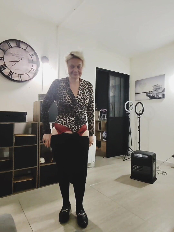 Sofy13: Drobná Promiskuitní MILF Připravená Přijmout Dobrý Penis V Psím Stylu