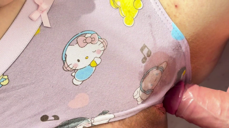 SecretCuteCouple: 배다른 여동생이 나를 문지르게 해줘. 하지만 뒤로 물러서지 못하고 안으로 미끄러져 들어와