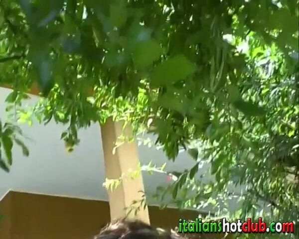Iluvmilfs: La moglie grassa scopa in giardino
