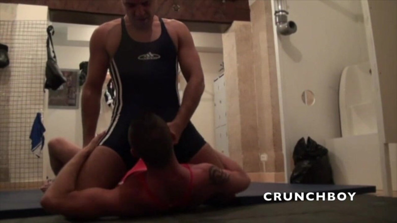 Crunch Boy: Двоє сексуальних спортивних хлопців трахаються в спортивній кімнаті