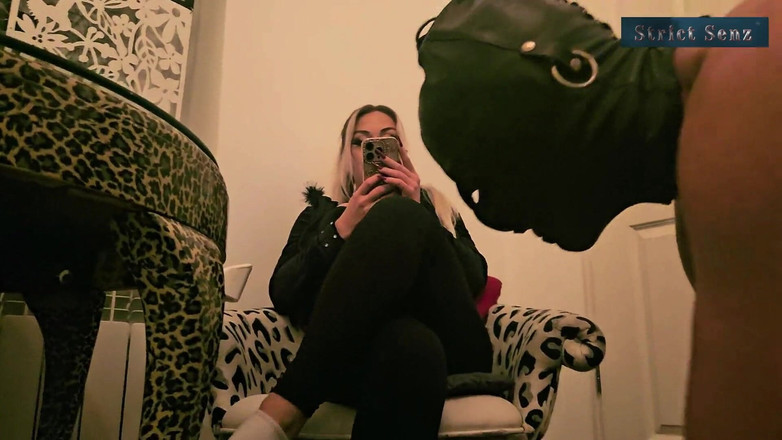 Strict Senz: Sheela Sinner Špinavé páchnoucí ponožky Čichání Lízání footdominace Par 1