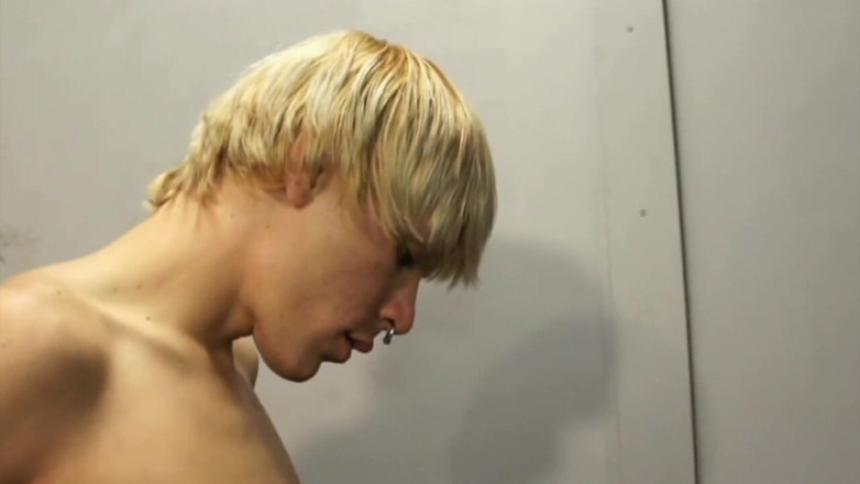 The fuckers raw studio: Bukkake-amateur mit schwulen twinks lutscht alle seine freunde zum abspritzen