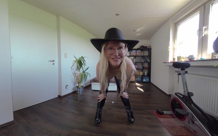 BlondeHexe VR: Žena krotící koně