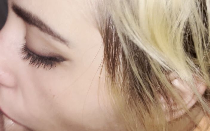 Raxxxbit: Slarvig deepthroat avsugning efter gymmet